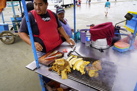 Der verkauft was Leckeres vom Grill—da kann ich nicht widerstehen und kaufe auch eine Portion für 1US$