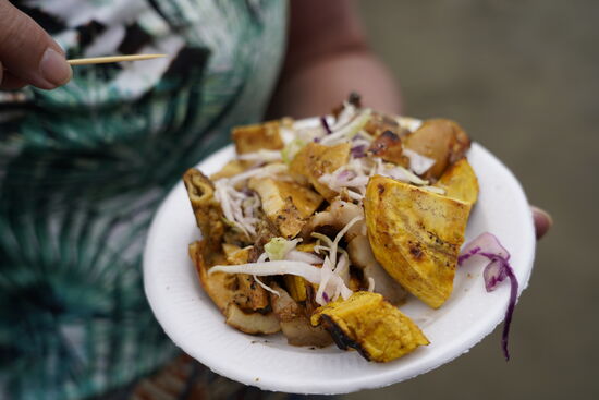 Krautsalat, gegrillte Bananen und …..igitt—irgendwelche Innereien…bäh…