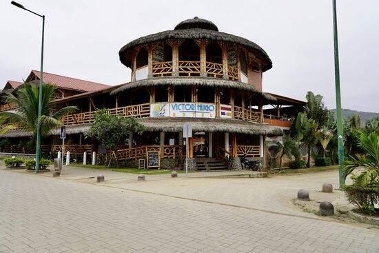 Das ist unser Hotel: Victor und Hugo—Victor kennen wir schon ,seinen Partner Hugo noch nicht—Nur die Straße trennt es vom Strand