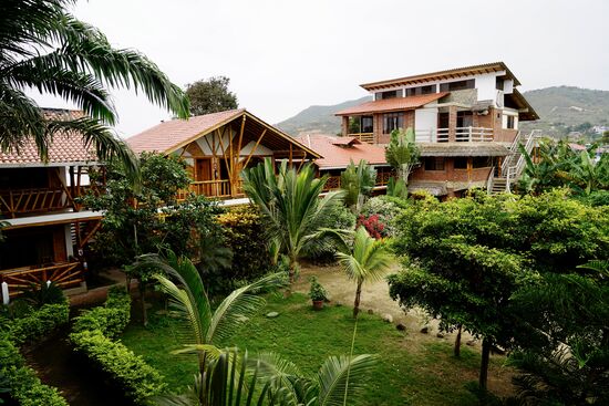 Der Innenhof-Garten des Hotels—hier haben wir ein tolles großes Zimmer mit Blick aufs Meer für 60 US$ bekommen—es lohnt sich hier immer direkt zu buchen, bzw anzufragen—die Zimmer sind VIEL günstiger als über die Portale!