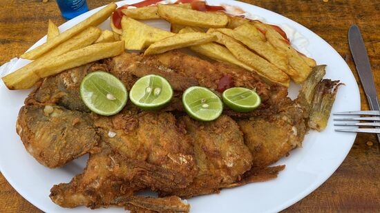 Am späten Nachmittag gibt es frischen Fisch —ich nehme ihn diesmal frittiert