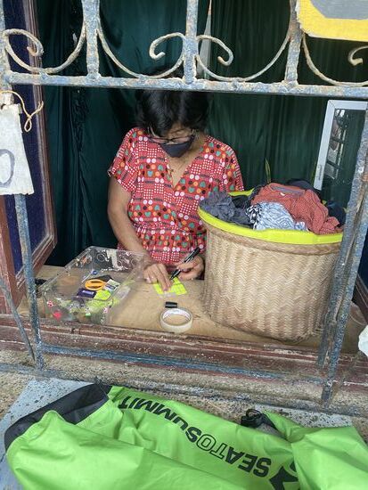 Ein Korb voll Schmutzwäsche kostet 6US$ und wir können es heute Abend um 
18 Uhr schon abholen—dafür bekommen wir ein Mini-Zettelchen mit der Zahl 11 drauf