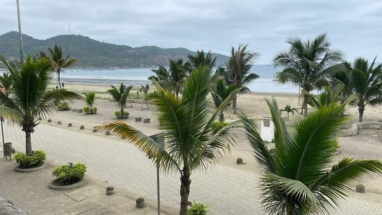 In Puerto Lopez buchen wir uns dann im „Victor-Hugo“ ein und lernen beim einchecken gleich Victor kennen—dann machen wir diese Fotos von unserem Balkon