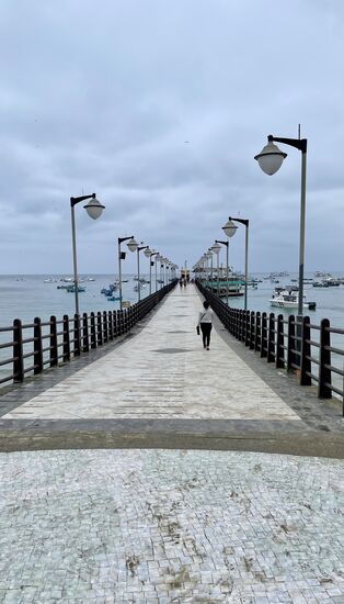 Es ist relativ ruhig hier—außer unseres legt nur ein weiteres Boot hier ab