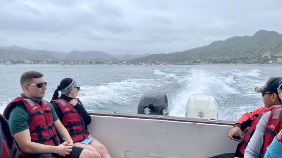 Die Überfahrt ist rasant und holprig—einem Mädel geht es ganz schlecht, bis zum Wal-stop schafft sie es, aber dann füttert sie die Fische…