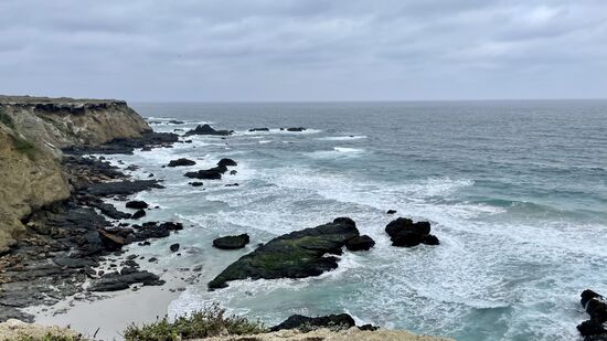 Am Ende der Insel blicken wir auf die tollen Klippen, die an Cornwall oder Irland erinnern