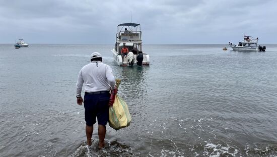 Nun gehts wieder aufs Boot—vorher sammelt unser Guide die Schuhe ein, denn auf dem Boot ist „Schuhverbot“ 