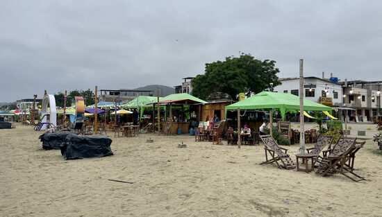 Wir suchen uns ein Lokal am Strand und bestellen uns wieder einen ganzen Fisch, dazu eine Karaffe voll mit frisch gepressten O-Saft