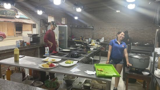 Und am Abend gibt es wieder Fisch. Ein etwas besseres Restaurant mit offener Küche. Hier ist der Restaurantbesuch gleichzeitig ein „Show-Cooking“