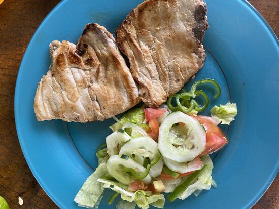 Gegen 16 Uhr sind wir wieder zurück und gehen am Strand etwas essen—ich entscheide mich heute für gegrillten Fisch