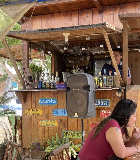 Dazu eine große Kanne frisch gepressten O-Saft von der Bar..
Dann genießen wir noch den Rest-Tag hier im Liegestuhl
