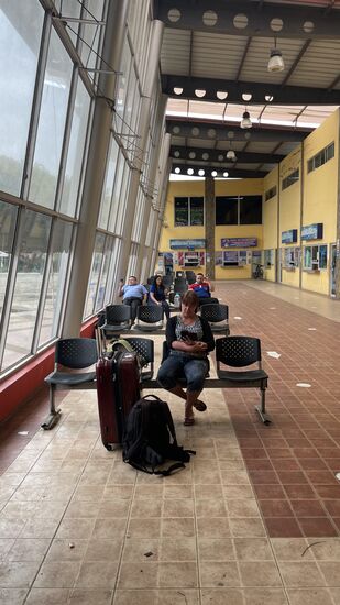 Wir holen uns die Fahrkarten und warten entspannt mit einigen anderen auf den Bus nach Guayakil