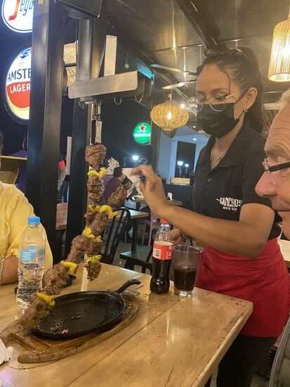 Am Abend treffen wir uns mit Fabrizio und seiner Frau Lucy zum Abendessen bei „unserem Argentinier“.