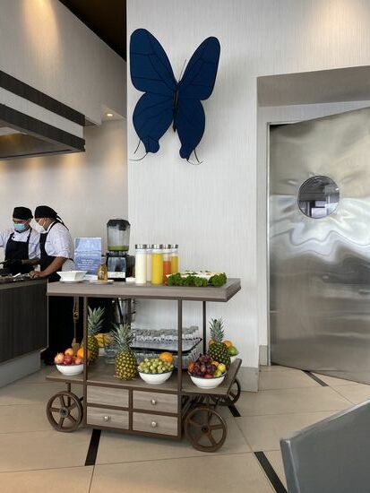 Erstmal stärken wir uns bei dem tollen Frühstück hier—mit einem Gemüse-Frucht Smoothie..