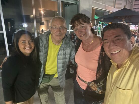 Lucy und Fabrizio sind zwei ganz Liebe. Und wir hoffen, dass sie, wie geplant, im nächsten Jahr nach Europa kommen und uns dann auch besuchen.
Selten haben wir eine solche Gastfreundschaft wie hier in Ecuador erlebt. Und Fabrizio war eine große Hilfe und Stütze, als Thomas ins Krankenhaus musste bzw. war. Wir werden die beiden sehr vermissen.