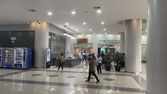 Da sind wir in der schicken Klinik—wir weichen nicht vom Empfangstresen.