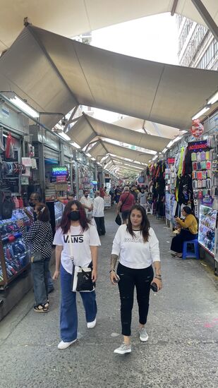 Hier in der Passage soll die Bank sein. Wir finden nur lauter Handy-Shops. Keine Bank. Weiter geht es.