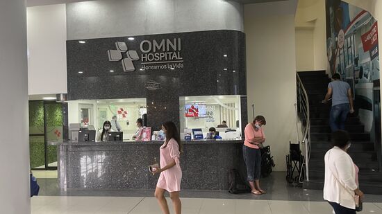 Ich setze mich auf die Treppe—das passt dem Wachmann nicht—da täusche ich einen Schwächeanfall vor und er holt mir einen Rollstuhl.