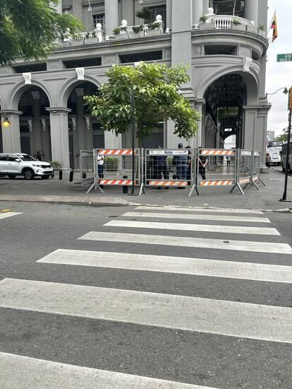 Wir kommen am Regierungsgebäude und an der Universität vorbei. Überall Absperrungen und viel Polizei und Soldaten. Offensichtlich befürchtet man auch hier Ausschreitungen wie in Quito, wo es in diesen Tagen zu vielen Protesten mit Verletzten kam.