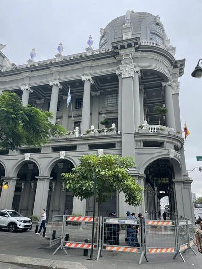 Auch hier Absperrungen. Hinter der Universität haben sich viele Demonstranten versammelt. Zum Glück ist die nächste Bank, die wir ansteuern, etwas abseits des Trubels.