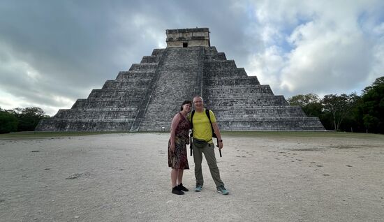 Man hört so viel davon, aber davor zu stehen ist schon eine andere Nummer—Wowww!!
Und da wir sehr früh hier sind, sind auch keine  „Fremden“ mit auf dem Bild. 