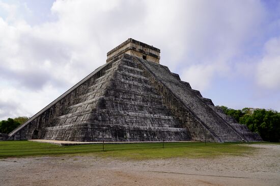 Von jeder Seite eine Schönheit.
Die Pyramide hat 365 Stufen. So viel wie das Jahr Tage hat. An jeder Seite 91 Stufen, macht 364 Stufen. Und eine weitere auf der Spitze des Tempel des Schlangengottes Kukulcan.
Die Pyramide ist ein Wunder der Architektur. Sie ist so gebaut und konstruiert, dass jeweils am 21. März und 23. September die Sonne so steht, dass der Schatten, den die Sonne wirft, wie eine herunter windende Schlange aussieht. Der Schatten verbindet dann den am Boden der Pyramide liegenden Schlangenkopf mit der Spitze. Dieses Phänomen soll laut Wissenschaftlern der Startschuss für die Erntezeit gewesen sein. Die Schlange galt den Mayas als Symbol für die Fruchtbarkeit.