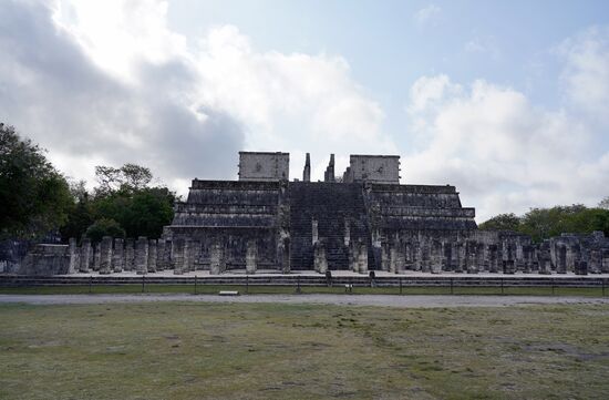 Und wir sind noch ganz allein hier.  Hier der Kriegertempel, in dem die Architektur der Maya und Tolteken vereint ist.