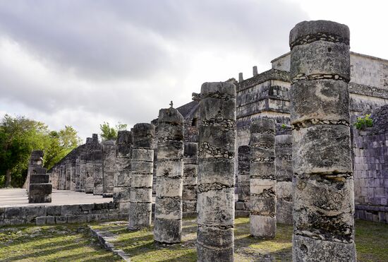 1000–Warriors-columns - Zu Ehren der mutigen Krieger