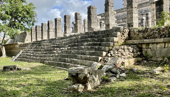 Im Umfeld der Pyramide befinden sich die Häuser der damaligen Oberschicht.