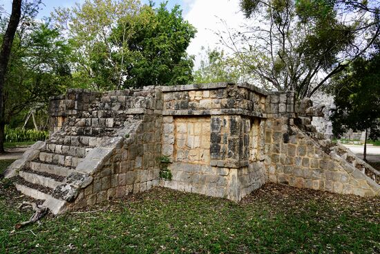 Die ersten Ausgrabungen wurden hier 1875 unternommen. Heute gilt Chichen Itza als besterhaltene Stätte der Maya. Zwischen dem 8. und 11. Jahrhundert war die Stätte die wichtigste Handelszentrum der Maya und sie wurde dem Gott Kulkulkán gewidmet.