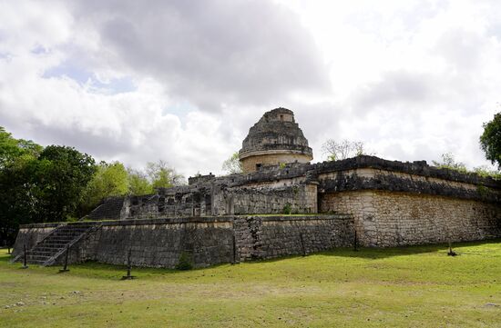 Das Observatorium. Die Maya galten als sehr vorausschauende Astrologen und konnten bereits zu ihrer Zeit Sonnen- und Mondfinsternisse auf den Tag genau berechnen. Hierzu erfanden sie auch den Maya-Kalender. Hierbei handelt es sich um einen astronomischen Kalender. 
In einer Sache irrten sich die Maya: am 21.12.2012 endete der Maya-Kalender und die Welt sollte untergehen ….