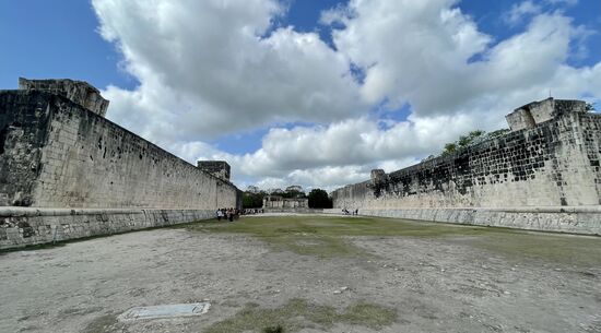 In Chichen Itza gab es 8 Ballspielplätze. Hier der größte: er misst 168 x 38 Meter und die Seitenwände, die als Tribüne für die Zuschauer dienten, sind acht Meter hoch.