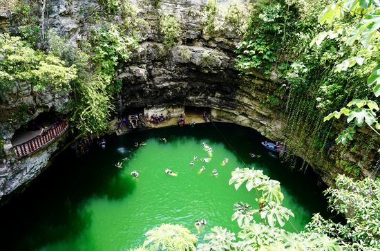 Gleich danach besuchen wir eine weitere Cenote, die „XCaum“ —sieht wieder etwas anders aus—auch wieder total unecht mit dem grünen Wasser