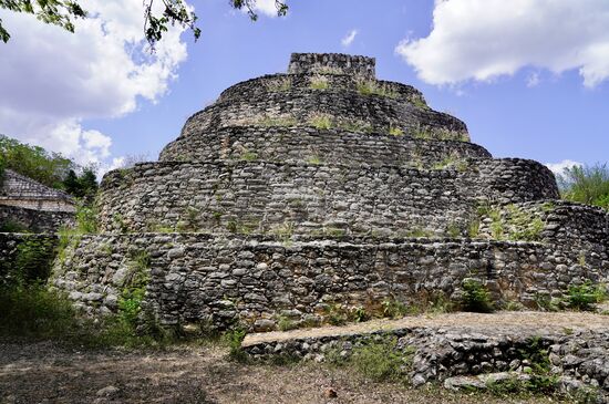 Ankunft in Ek Balam - der schwarze Jaguar. Die frühesten Siedlungsspuren werden auf 200-300 vor Christus datiert. Die Blütezeit war 700 bis 900 nach Christi. Um 1200 begann der Niedergang, der bis zum 16. JH andauerte.