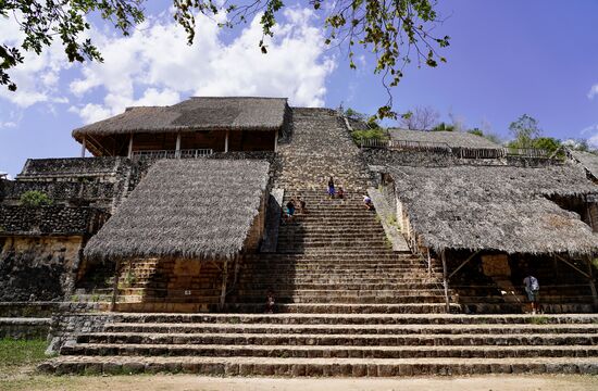 Hier darf man noch hochklettern, was aber bei der Hitze nicht viele machen. Außerdem ist es sehr steil.
Die Akropolis: sie ist das größte Gebäude, ist 160 m lang, 70 m breit und hat eine Höhe von 31 Meter. Sie ist somit eine der größten Pyramiden auf der Yucatan-Halbinsel. Das Gebäude hatte 72 Räume auf 6 Ebenen.