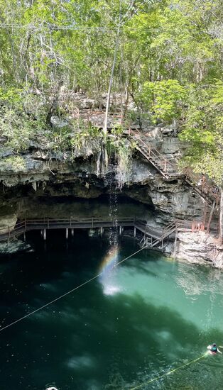 Am Ticketschalter wurde uns ein Doppelticket verkauft: Eintritt für die Ruinen und Eintritt für die dazugehörige Cenote „XCanche“
Die ist allerdings mehr als 2 Kilometer von den Ruinen entfernt, aber zu den Tickets gehört auch noch gratis ein Leihfahrrad