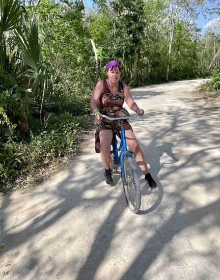Für mich bleibt nur ein Kinderfahrrad, aber auch das ist besser als zu laufen.
Es sind immer noch heftige 37 Grad Hitze.
Morgen früh geht es mit dem Bus nach Mérida.