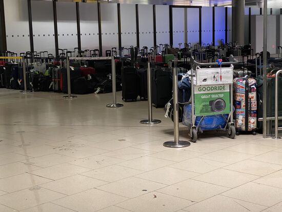 In Hannover stehen viele „herrenlose“ Koffer herum.
Später erfahre ich, dass auch bei meiner Schwester und Mann 2 Koffer nicht mitkamen.
Einen durften sie inzwischen abholen, der 2. ist immer noch verschwunden. Seit nunmehr über 3 Wochen