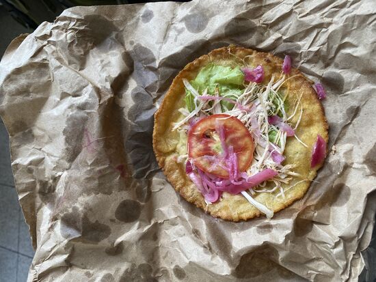 Dieses Teil kaufen wir bei einer Omi an der Straße—die weißen Fäden sind Hähnchenfleisch—das Teilchen schmeckt sehr lecker