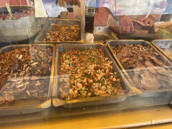 Vor der Busstation hole ich hier noch belegte Brötchen—die weißen Brötchen sind sehr weich und pappig und werden dick mit geschnipselten Fleisch belegt