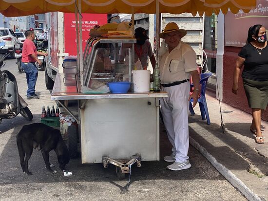 Ein 3er Team: Der Junge spricht englisch, Papa belegt die Brötchen und Mama im Hintergrund kassiert—als „Papa“ sieht, dass ich fotografiere, freut er sich