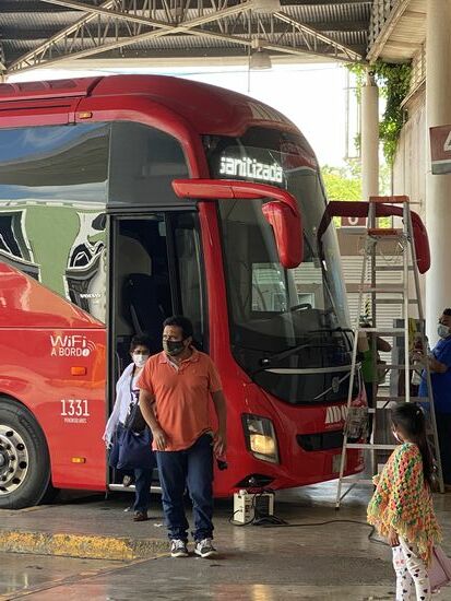 Unser Bus kommt an und es werden erstmal die Scheiben geputzt
Pünktlich gehts los—die Fahrt dauert nur gute 2 Stunden—mit unserer Verpflegung sind wir bestens gerüstet