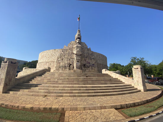 Einige wenige, habe ich gemacht, ich saß an der günstigeren Seite. Hier das „Monumento a la Patria“ steht am Kreisverkehr-hier hat ein kolumbianischer Bildhauer viele Symbole und Abbildungen der Geschichte der Yucatans eingebracht