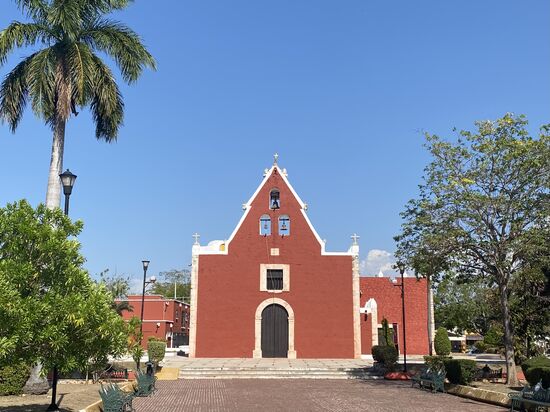 „Itzima church“ ist eine hübsche rote Kolonialkirche