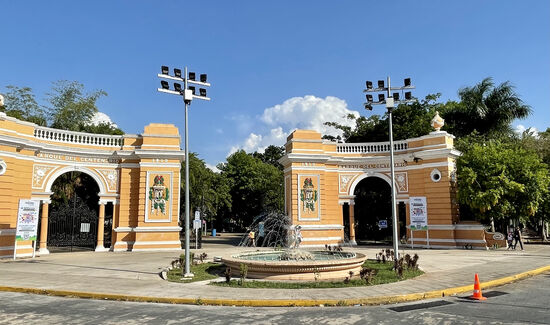 Hier der Eingang zum botanischen Garten
