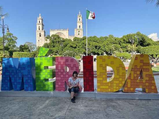 Der „Plaza grande“ ist das Herzstück von Mérida. Um diesen Platz herum befinden sich die imposanten Gebäude der Stadt, hier im Hintergrund die Kathedrale.