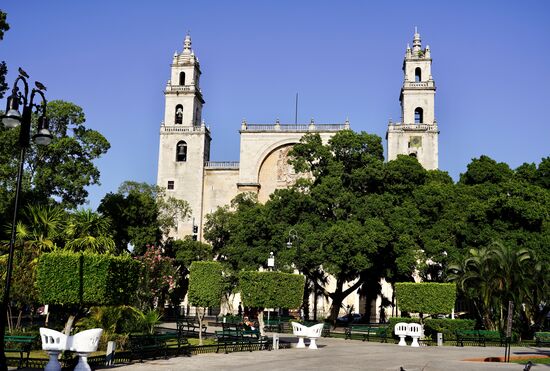 Die schöne Kathedrale von Mérida: Catedral de San Ildefonso de Yucatán. Sie ist die älteste Kathedrale des Landes bzw. ganz Amerikas. Seit Fertigstellung in 1598 ist sie fast unverändert.