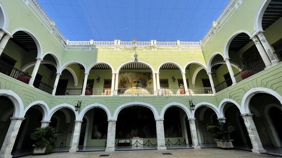 Thomas hat alle 4 Seiten aufgenommen, weil es so schön aussieht und die Malereien sehr beeindruckend sind.