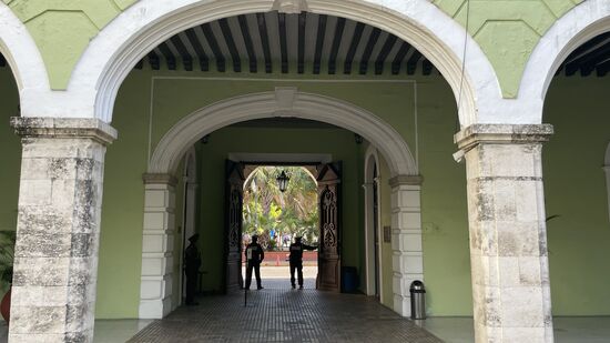 Der Eingang wird von der Polizei bewacht