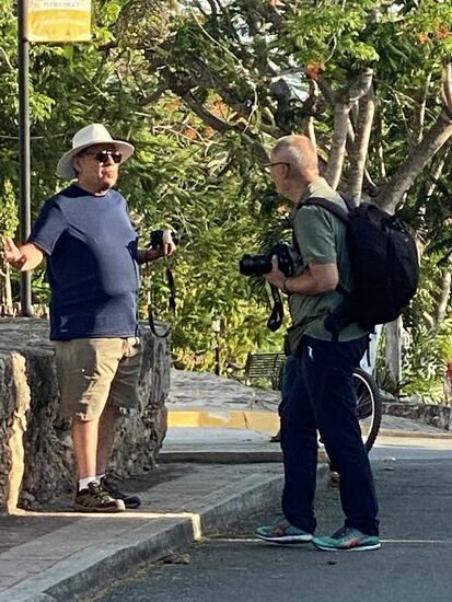 Und Thomas nutzt die Gelegenheit, sich mit dem netten Herrn aus México auszutauschen. Er ist Inhaber einer großen Zahnklinik und eines Zahnlabors. Man fachsimpelt und natürlich wird e-Mail Adresse und WhatsApp Nummer ausgetauscht. 
Jetzt weiß ich auch, warum der Herr so strahlend weiße Zähne hat!!
